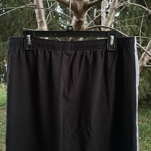 Nike Black Elastic Waist Capris Pants Athletic Activewear White Stripes L 12-14 - Picture 9 of 16